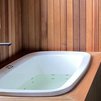 Still water held in an AQVA insert bath